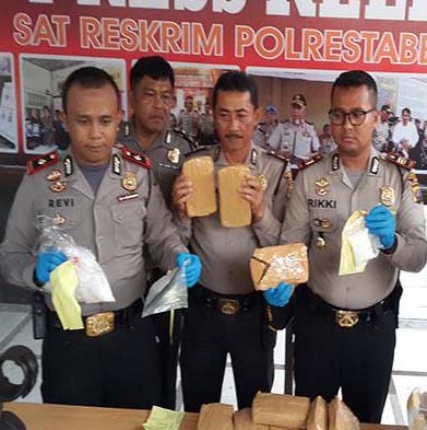 Polisi menunjukkan barang bukti narkoba. Polisi menunjukkan barang bukti narkoba.