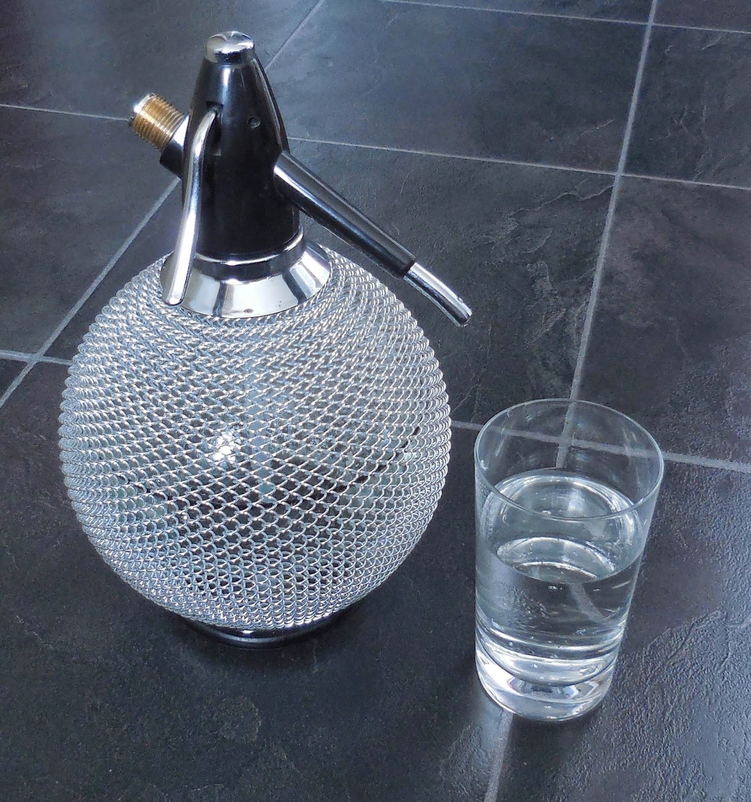 the Ginslinger Syphon bottle/Soda water (Yale)