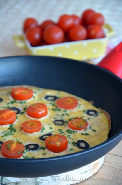 Omlet z pomidorkami i oliwkami