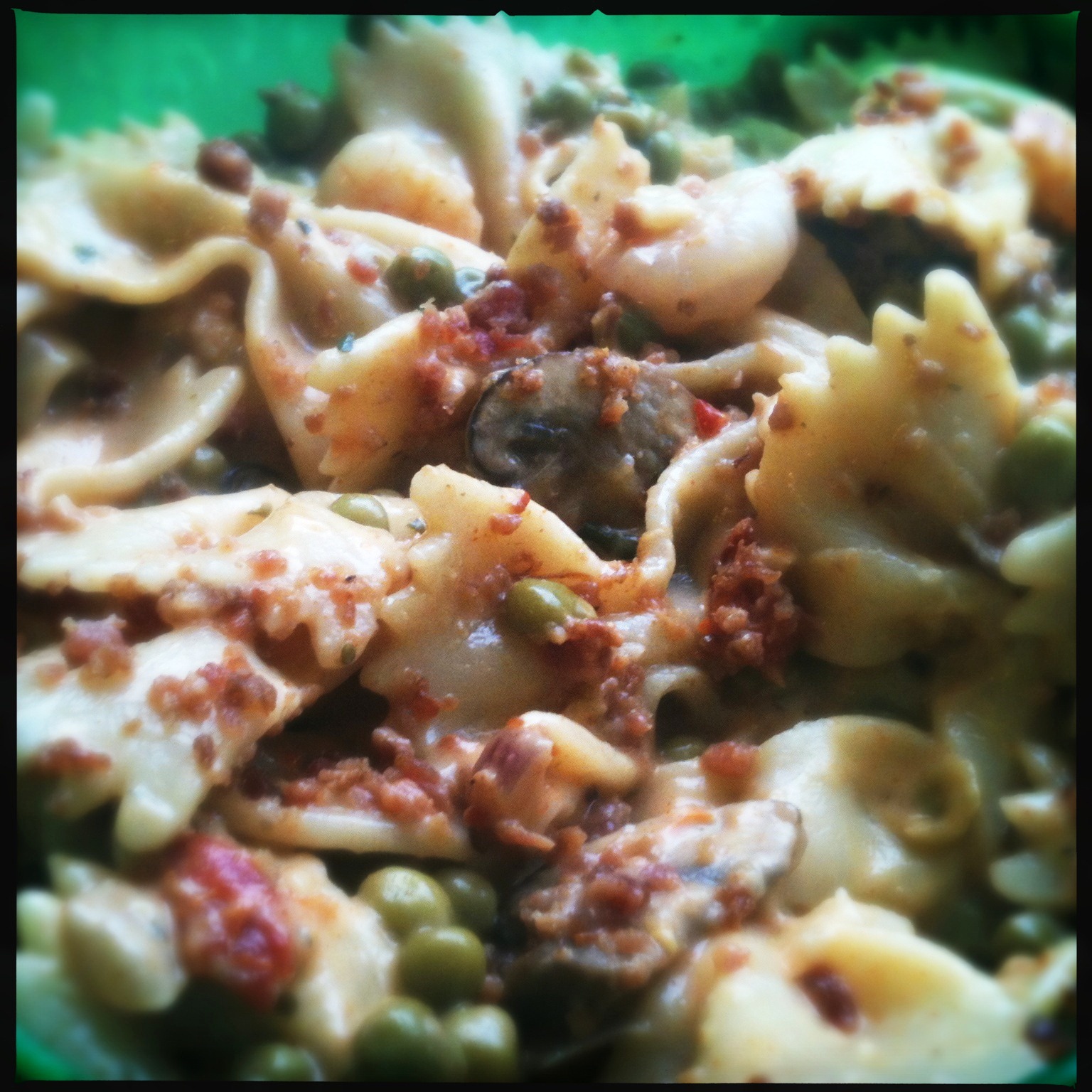 Café Patryn Good Eats Shrimp, Mushroom & Sundried Tomato Alfredo