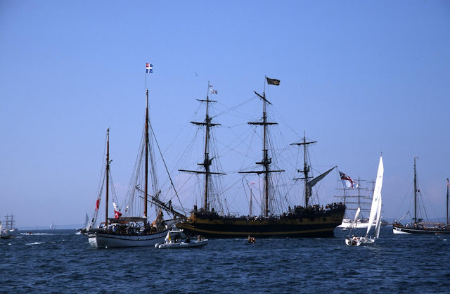 Gambar Kapal Layar Galleon dengan Layar Tidak Terbuka
