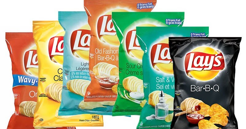 беременная женщина ест сладости. почему чипсы вредные. чипсы вредные. беременным можно есть чипсы. чипсы вредные.