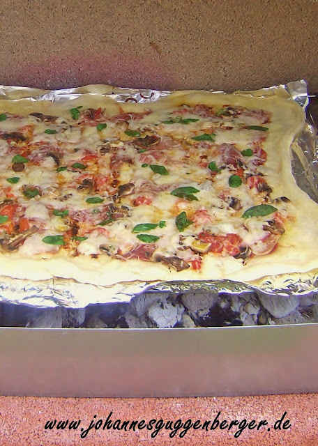 stuttgartcooking: Pizza vom Holzkohlegrill vor dem Haus