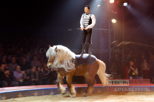 Yvan Frederic Knie debout sur un cheval