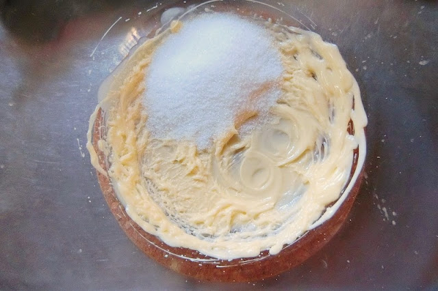 クリーム状にしたバターにグラニュー糖と塩を加えて練り混ぜる