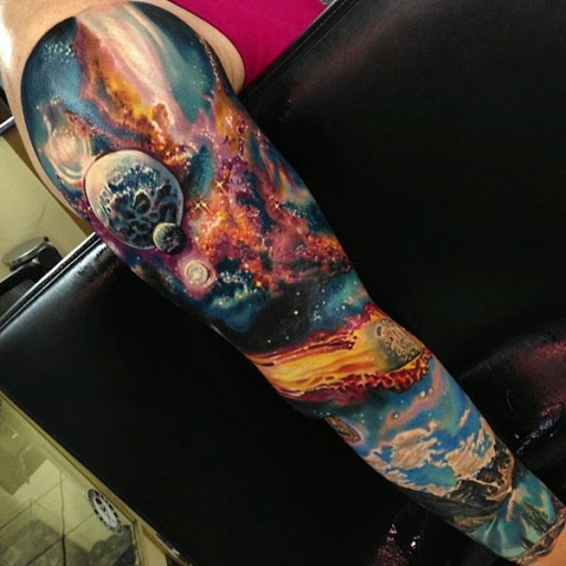 Luva cheia de tatuagens são realmente ótimo para olhar especialmente quando você tem um design maravilhoso. As cores do universo, além de incríveis cenas que acontece no espaço é certamente um design digno de uma luva cheia.