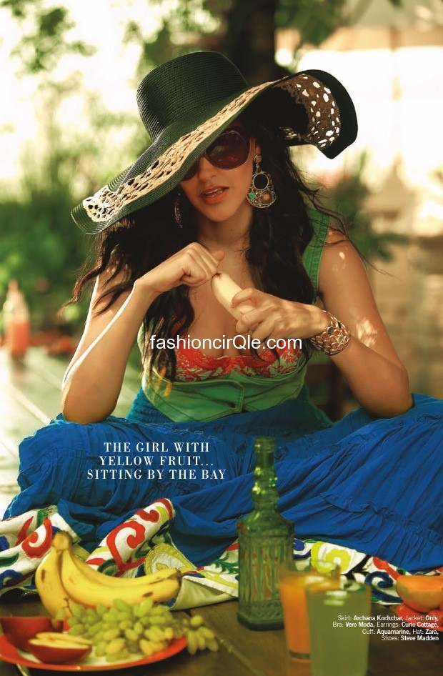 Neha looks amazing in this blue skirt with a green large rimmed hat - (3) - Neha Dhupia’s Filmfare – July 2012