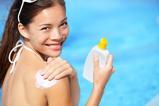 A women applying sunscreen