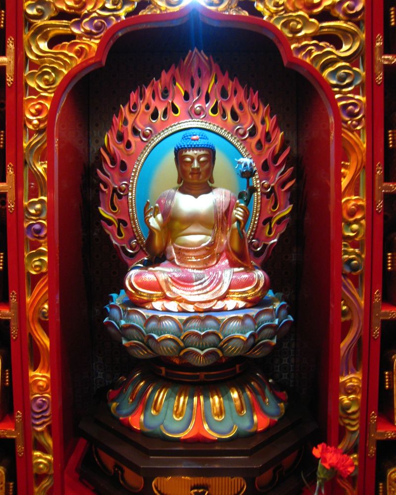 Расы для будды. Подношения Будде. Алтарь Будды. Храм нефритового Будды Шанхай. Алтарь тибетский ламаизм.