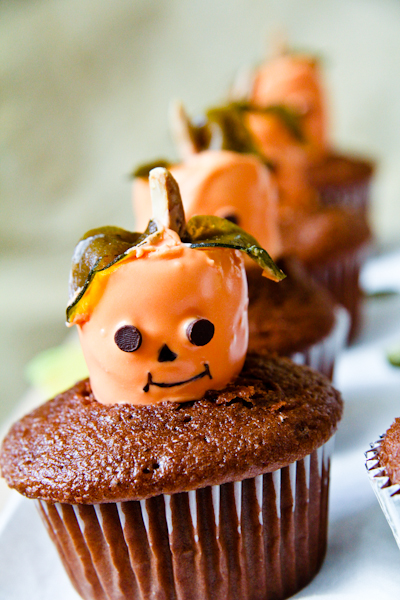 Marshmallow Pumpkin Cupcake | Halloween and desserts go hand-in-hand. So dress your desserts up to this Halloween. Check out these 21+ Best Halloween Inspired cupcakes for spooky Halloween. | delicious halloween desserts | scary desserts halloween | halloween sweets desserts | fun halloween desserts | best halloween desserts #desserts #cupcakes #sweets