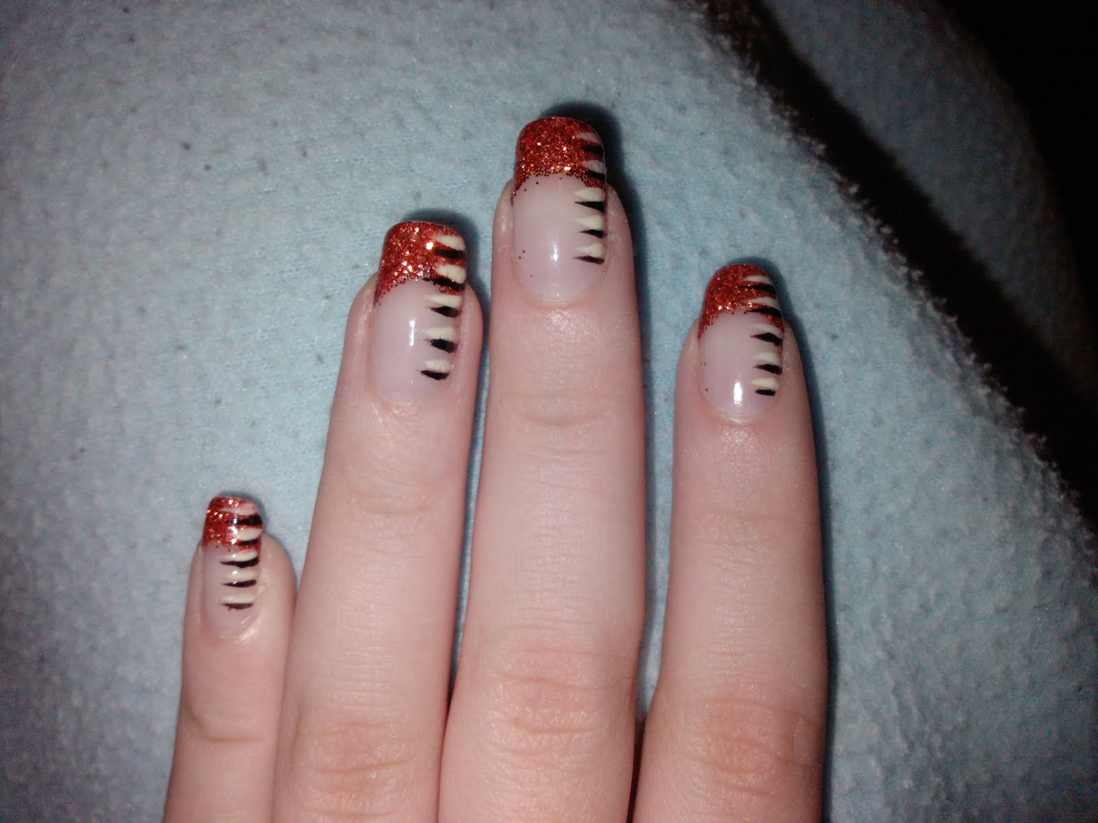 Nailart By Iris Nail Art Rood Met Streepjes Aan De Zijkant