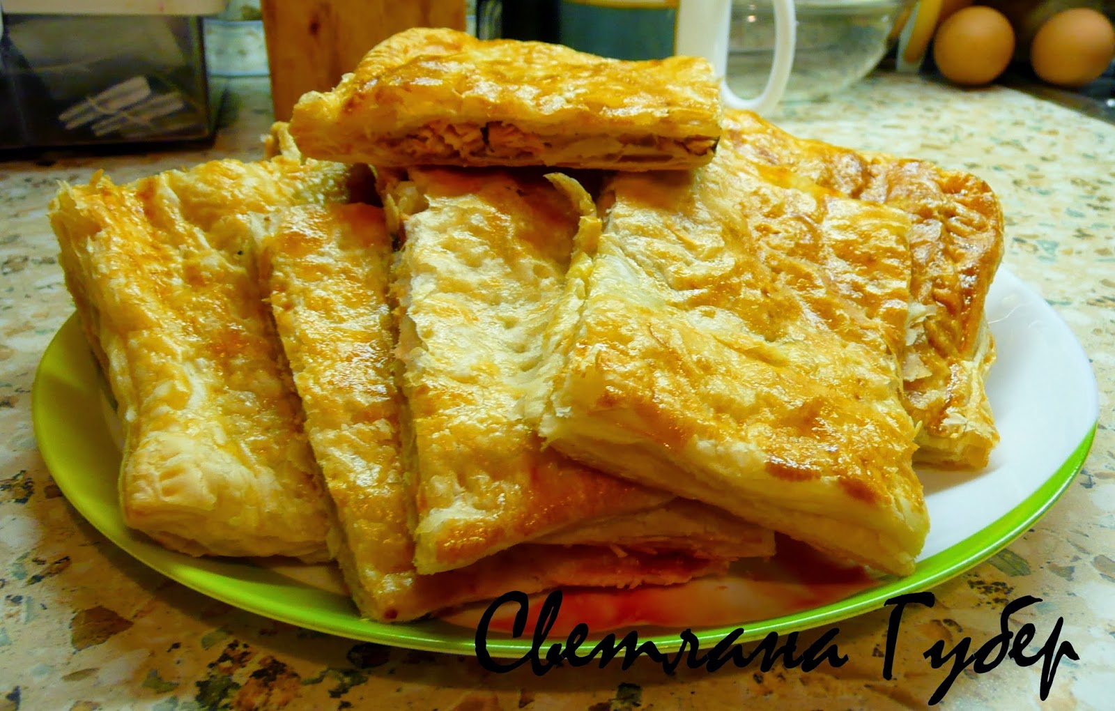 пирог с рыбой. пироги с горбушей. рыбный пирог азарт. рыбный пирог из бездрожжевого теста. заливной рыбный пирог.