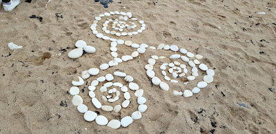 sztuka na plaży, kamienne wzory