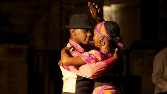 Кубинская сальса. Куба танцы. Сальса танец Куба. Кубинские танцы сальса. Кубинские танцы бачата.