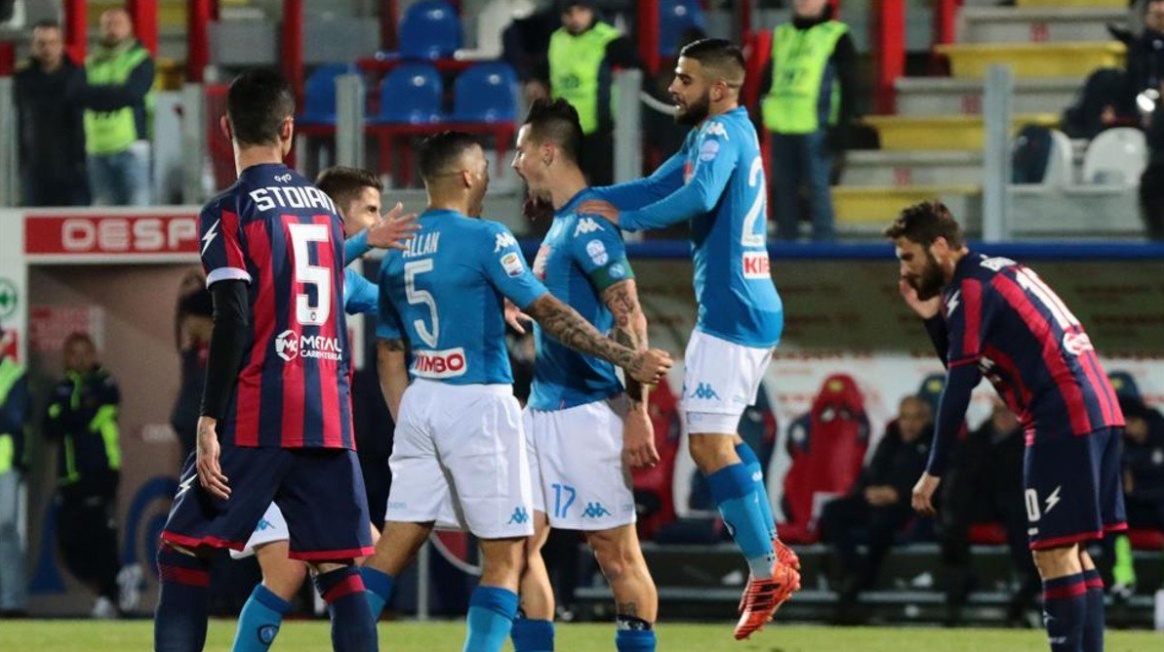 Il Napoli è campione d'inverno con un gol di Hamsik a Crotone | Calcio Serie A