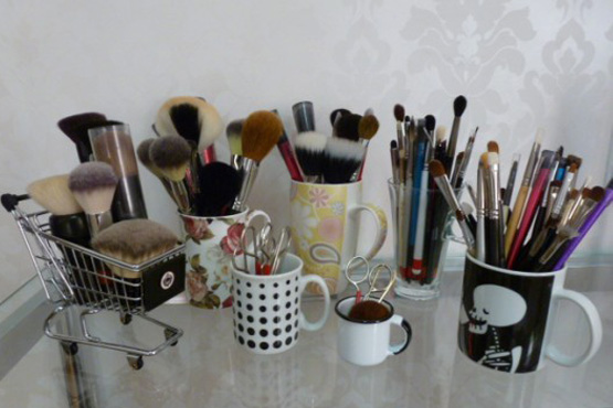 formas criativas de organizar maquiagens