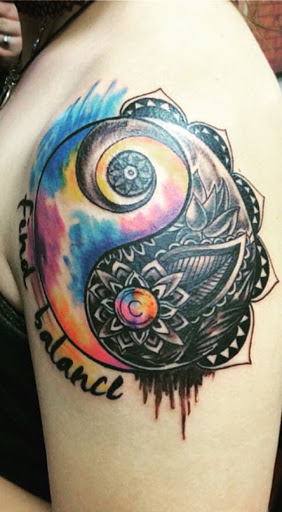 Um edgy olhando Yin Yang tatuagem. Cheio de cores e negrito imagens, esta tatuagem é certamente um dos stand out.