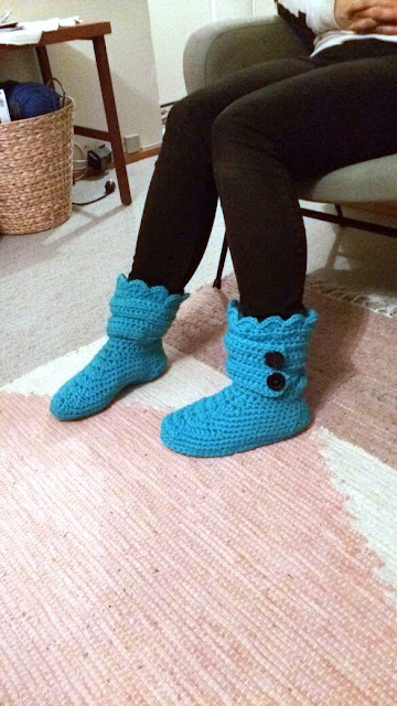 crocheted slipper boots, virkatut tossut, novita isoveli