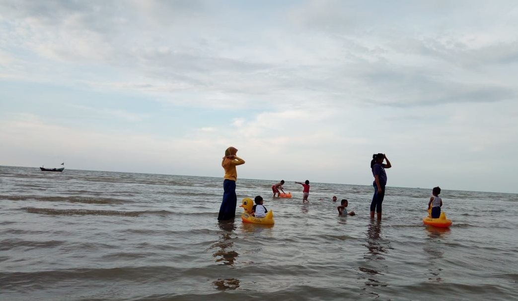 pantai-karang-jahe Bermain di air pantai karang jahe beach Rembang, Jawa Tengah.
