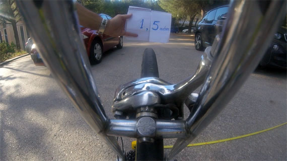 Distancia lateral entre bici y coche 1,5 metros