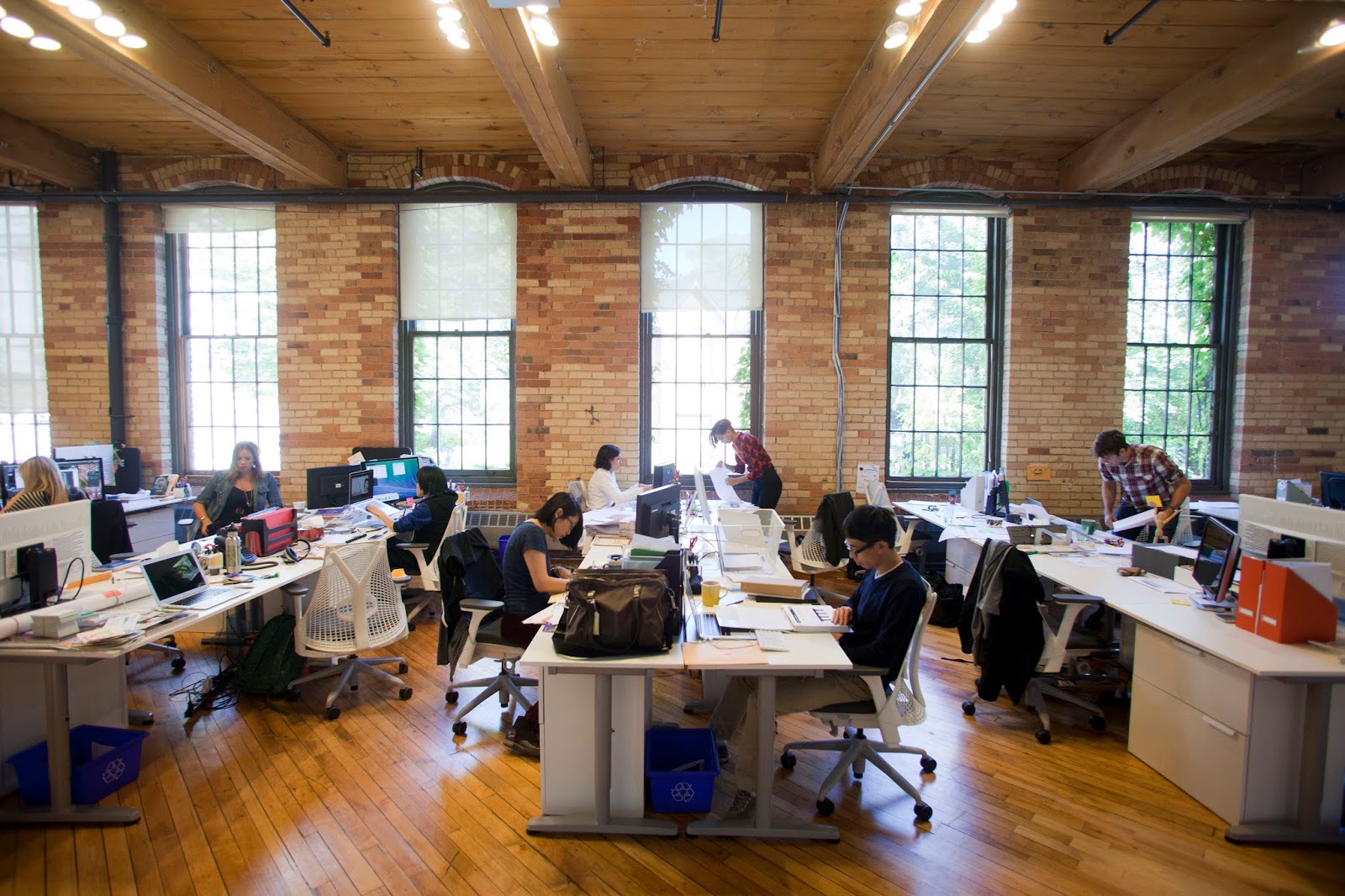 Офисное помещение опен спейс. Офис it компании. The офис. Огромный офис. Современный офис с людьми.