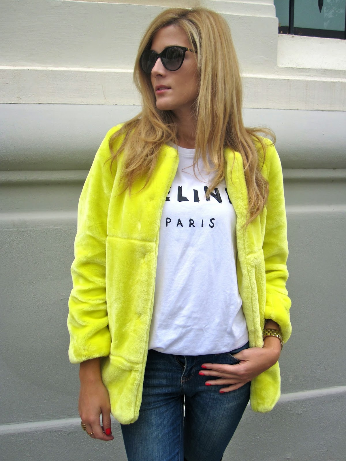 Неоновая куртка. Неоновая желтая куртка. Куртка лимонного цвета. Куртка лимонного цвета женская. Неоновая куртка женская.