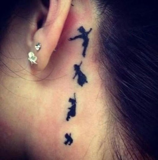 Pequeno desenho de tatuagem de dançarinos de trás da orelha