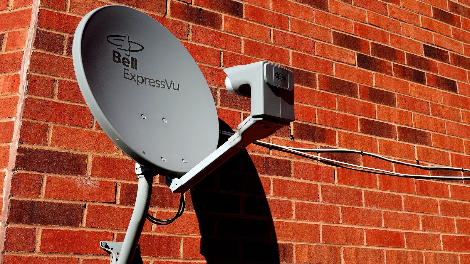 20/" bell HD dish 500 satellite /& twin lnb w// switch network SW2...