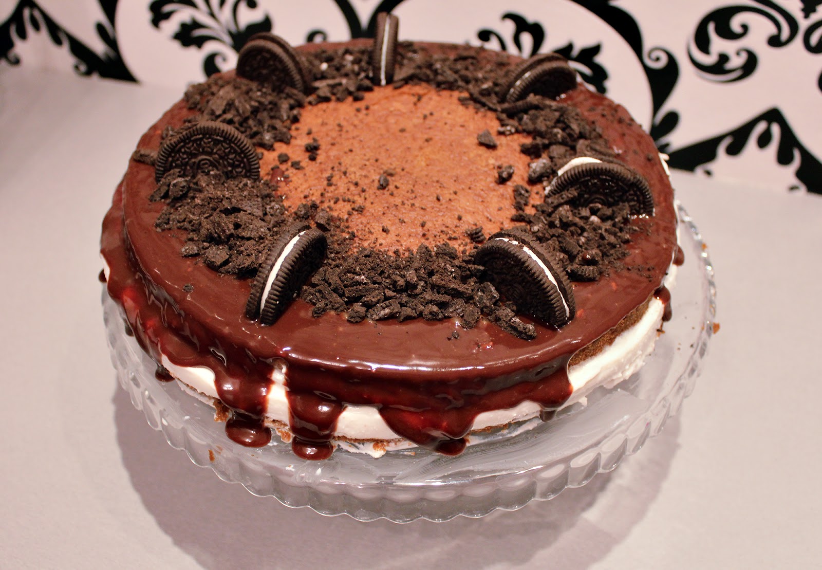Шоколадный торт с шоколадной глазурью. Торт с какао и шоколадом. Торт с какао и шоколадом. Какой шоколад использовать для торта. Шоколадный заварной крем.