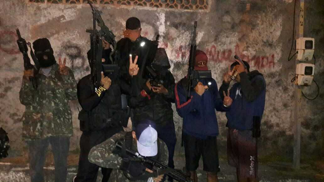 Traficantes da Rua da Feira aplicam golpe no Pivete e colocam o CV na