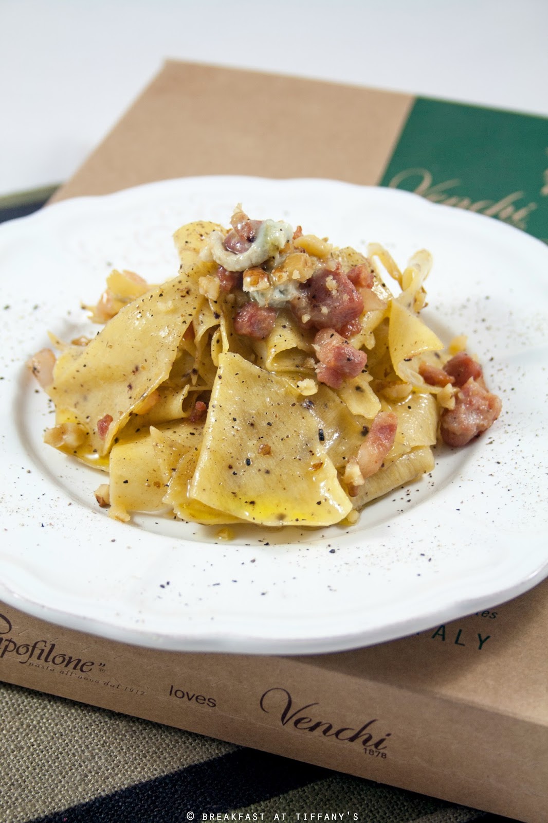 Pasta al cacao Venchi maltagliati all'uovo con semi di cacao con pancetta