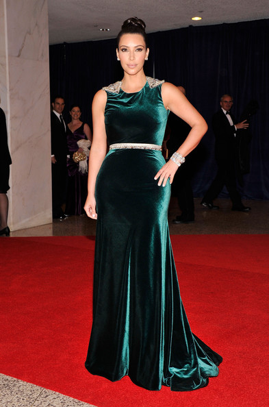 Vestido festa longo e verde veludo, Kim Kardashian