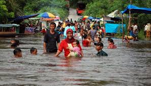 Seenaknya saja Pria ini, Membuang sampah Disungai Tanpa Memikirkan Nasib Orang Lain yang Dirugikan Seenaknya saja Pria ini, Membuang sampah Disungai Tanpa Memikirkan Nasib Orang Lain yang Dirugikan