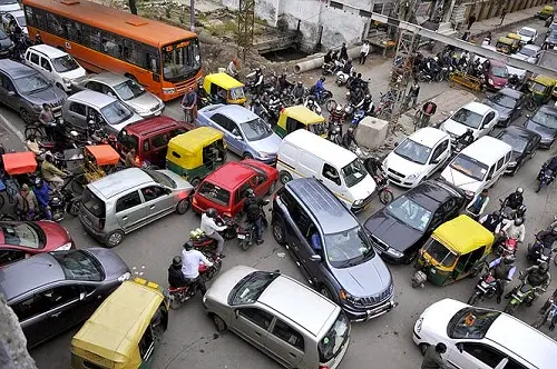 Gambar peribahasa bagai enau dalam belukar ditunjukkan oleh sikap berebut-rebut dalam kesesakan lalu lintas