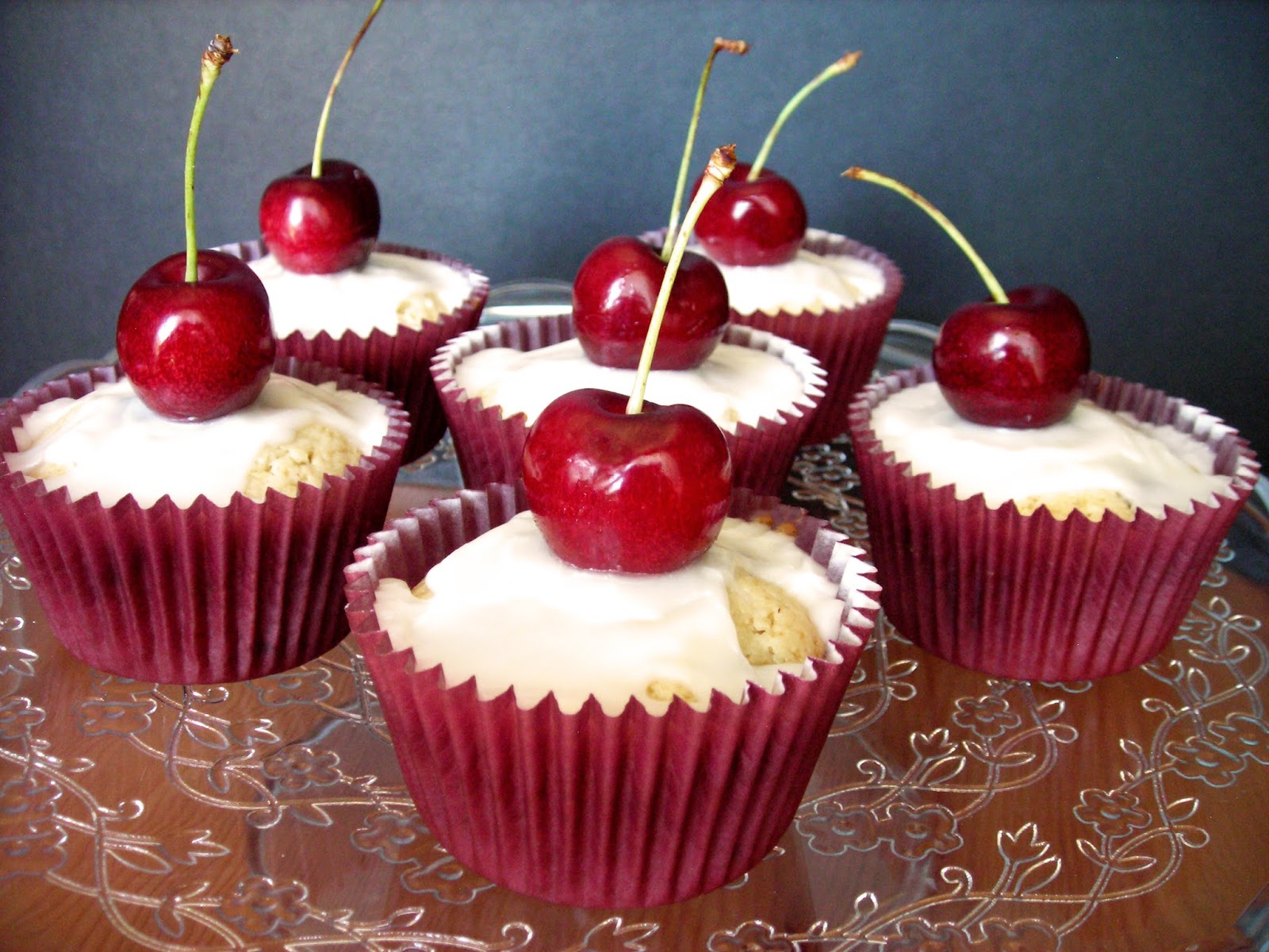 Duliciosamente Un montón de cerezas que se convirtieron en muffins. Duliciosamente Un montón de cerezas que se convirtieron en muffins.