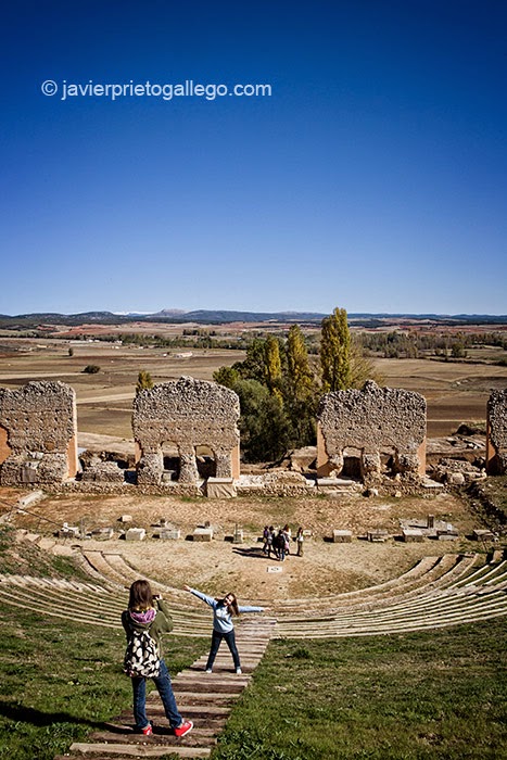 Estudiantes visitando el Teatro romano de Clunia, en el yacimiento arqueológico de Clunia. Ribera del Duero. Burgos. Castilla y León. España. © Javier Prieto Gallego