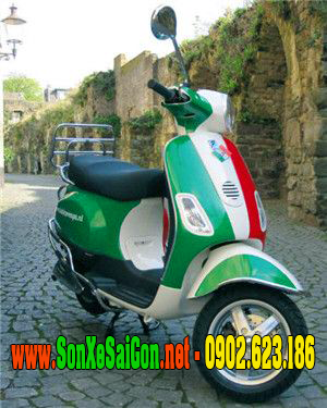 Sơn xe Vespa LX màu xanh trắng đỏ theo lá cờ Ý