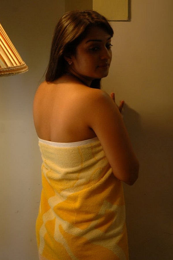 South Asian Beauties Nikitha Thukral In Towel