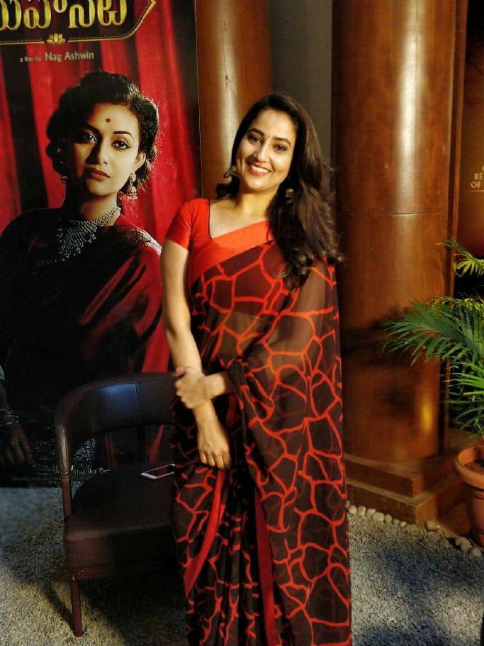 Telugu Tv Anchor Manjusha In Red Saree At Mahanati Movie Promotions Glamorous Indian Models Watch & enjoy #mahanati title full video song from #mahanati movie. telugu tv anchor manjusha in red saree