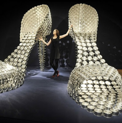 Zapatillas exóticas gigantes de metal