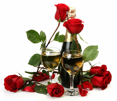 Champán y rosas rojas con botella y copas de cristal brindis
