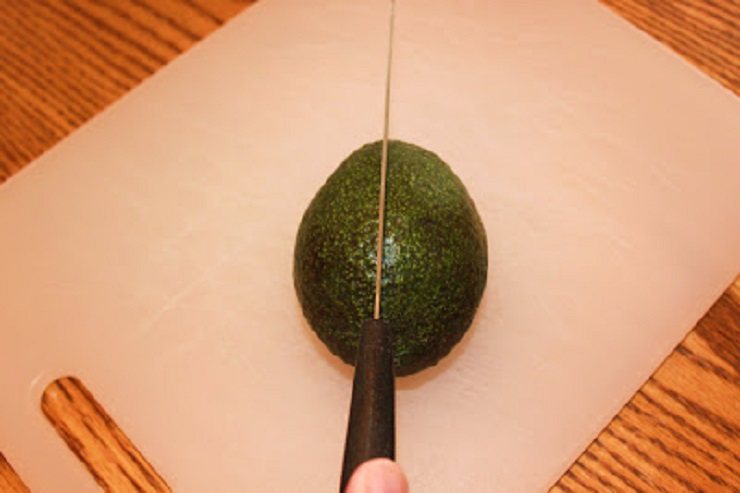 how to cut avocado with a knife