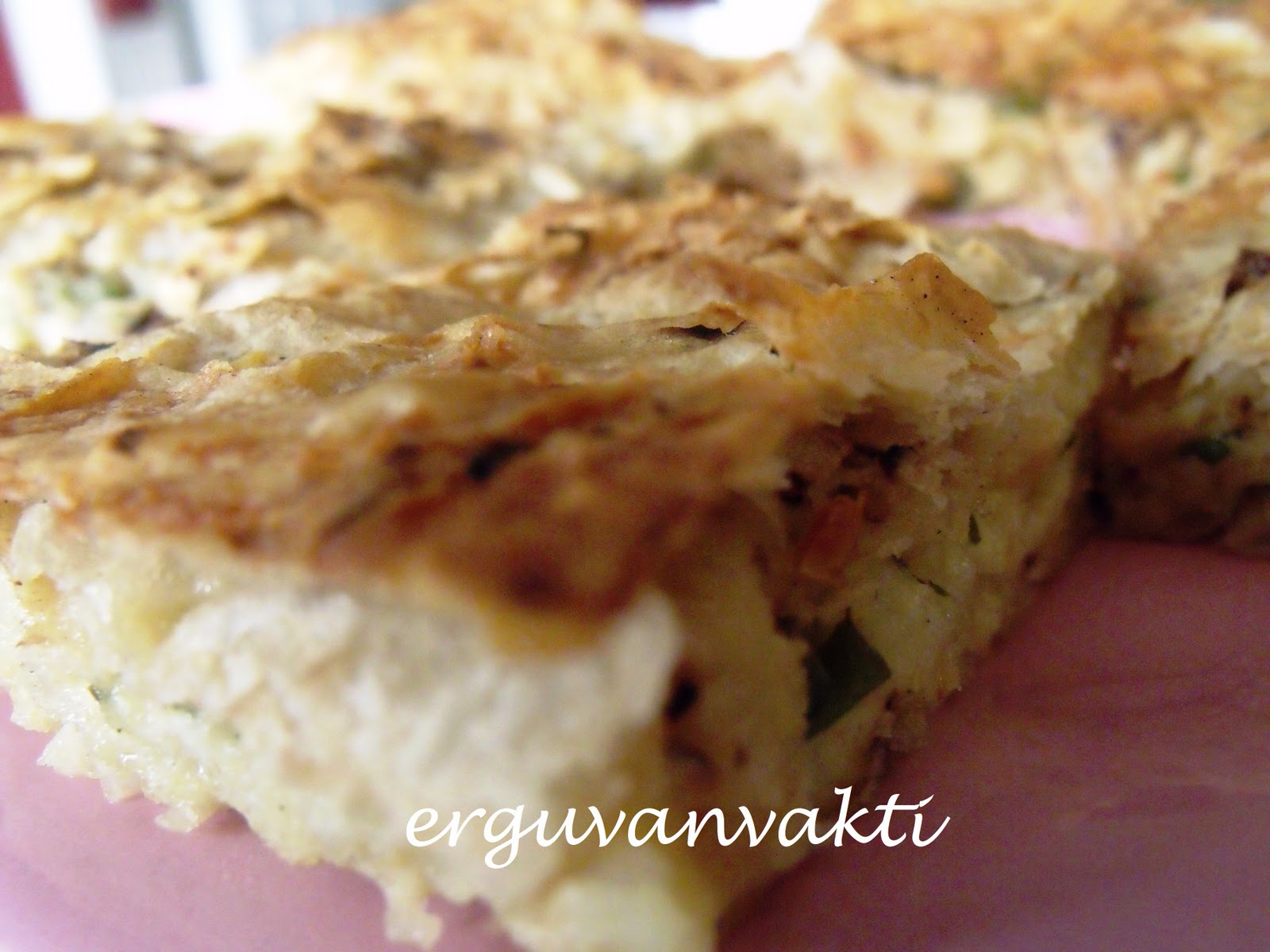 ERGUVAN VAKTİ EV YUFKASINDAN PEYNİRLİ BÖREK