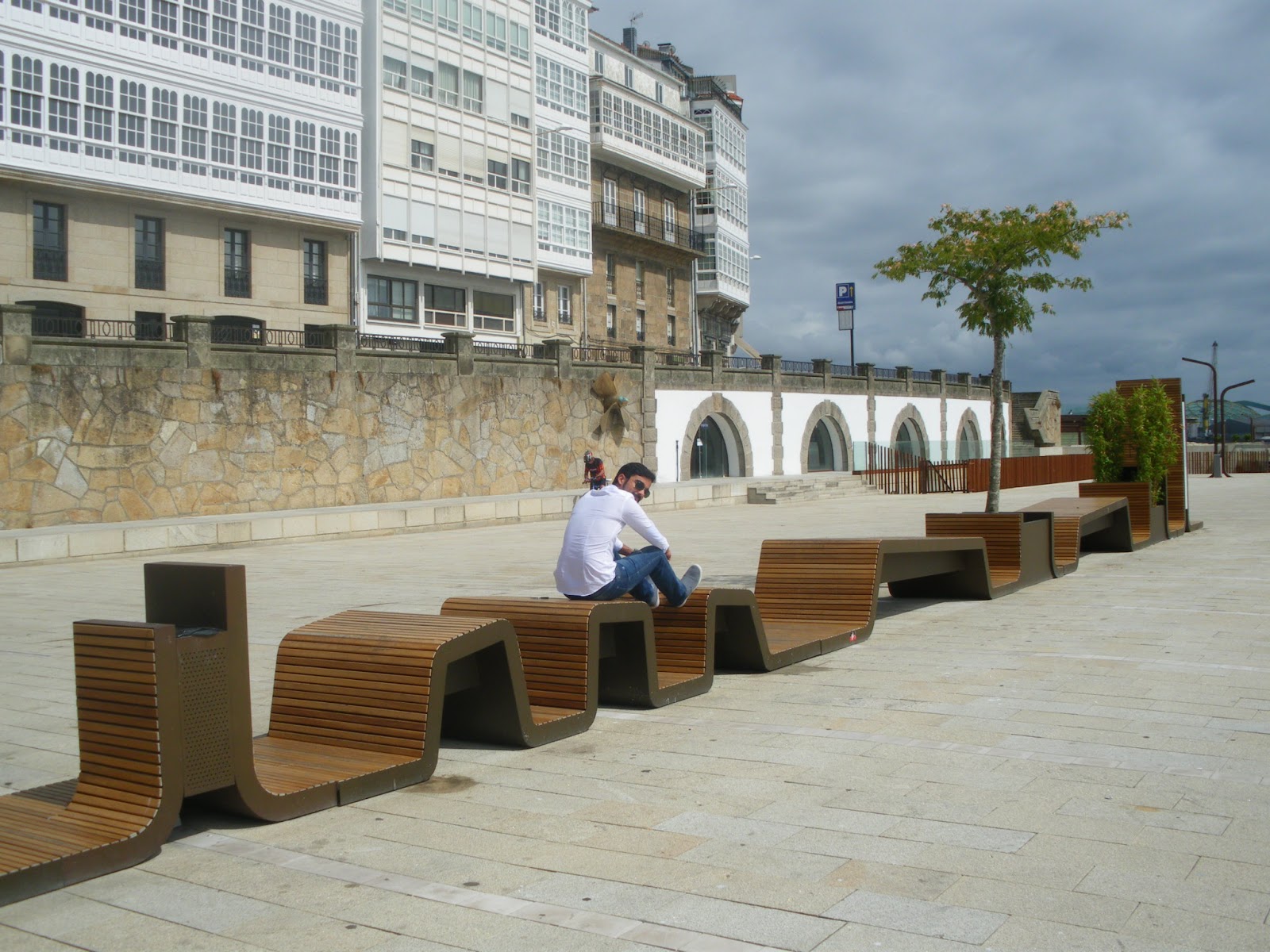 Arte y Arquitectura: Mobiliario urbano: banco multifuncional