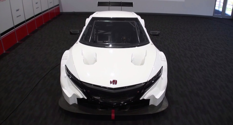 真っ白な「ホンダNSX」がレーシングカーに仕上げられていく49秒の映像