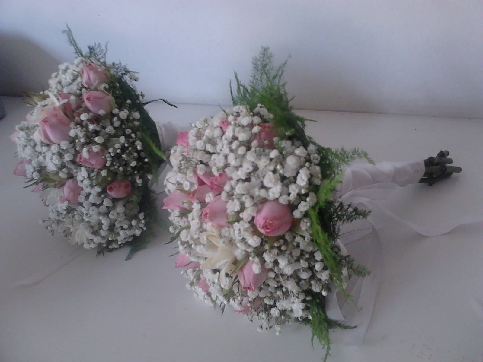 Bouquet para daminhas de mini rosas e chuva de prata.