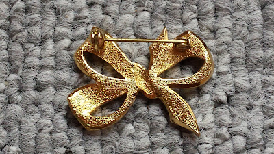 gold vintage ribbon brooch