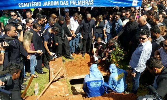 Corpos de Cristiano Araújo e namorada vão seguir em cortejo por Goiânia