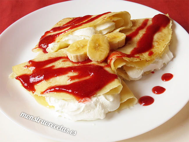 Crepes caseros con salsa de fresas