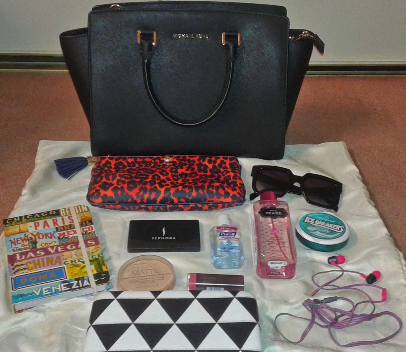 Everyday Essentials What's in my bag.